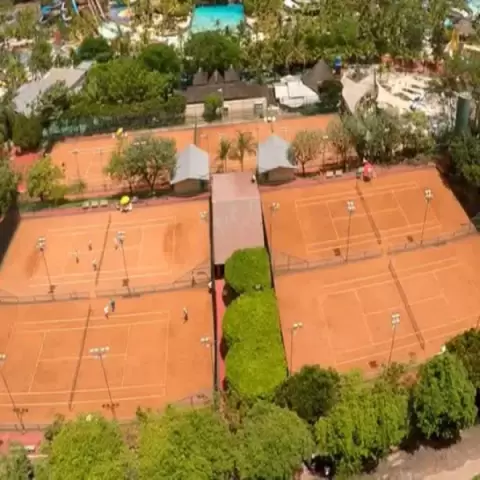 Quadra de Tênis de saibro atração para esportes no Thermas dos Laranjais