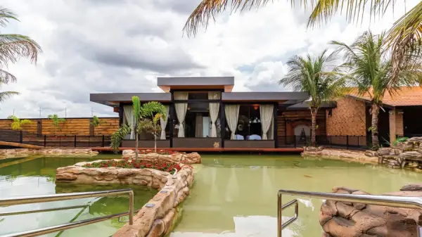 Piscinas Aquecidas e Piscina Natural para nadar com os peixes