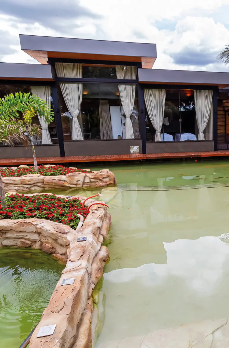 Piscinas Aquecidas e Piscina Natural para nadar com os peixes