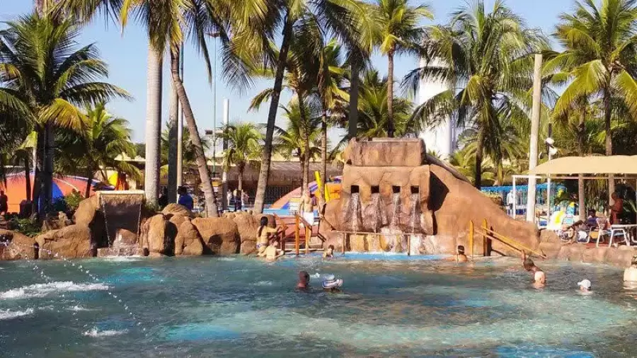 Imagem destauente: Piscina de Pedras atração para relaxar no Thermas dos Laranjais