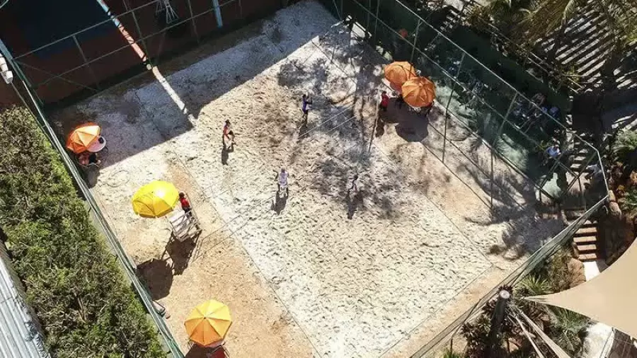 Imagem destauente: Quadra de Beach Tennis atração para esportes no Thermas dos Laranjais