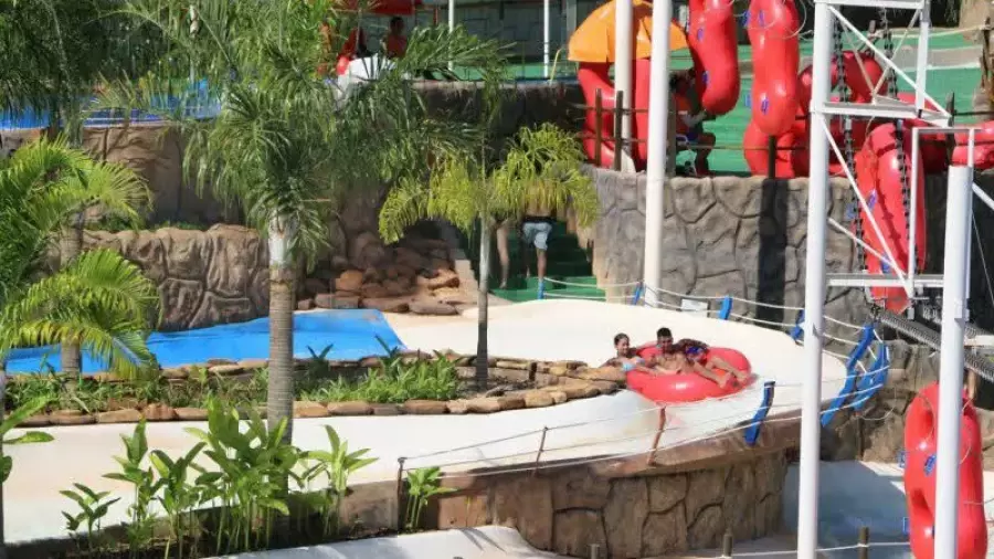 Imagem destauente: Toboágua em S atração para família no Thermas dos Laranjais