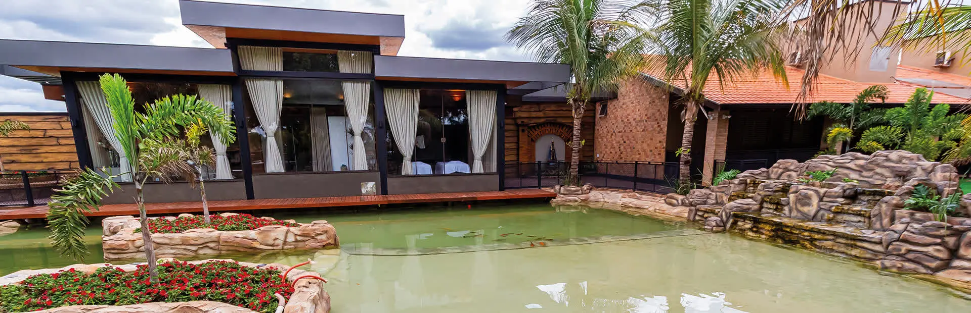 Piscinas Aquecidas e Piscina Natural para nadar com os peixes